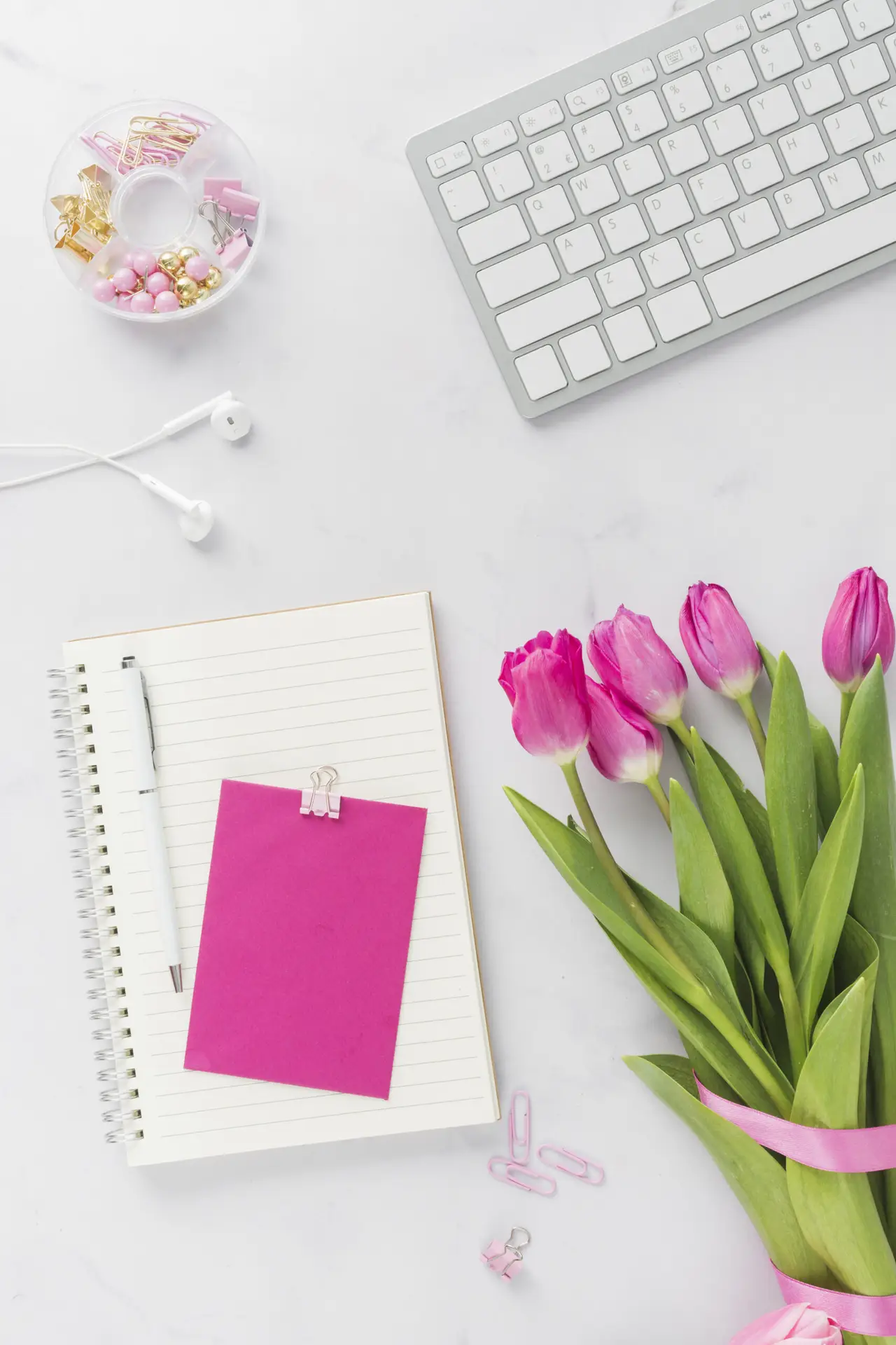 ramo de tulipanes con tarjeta vacia